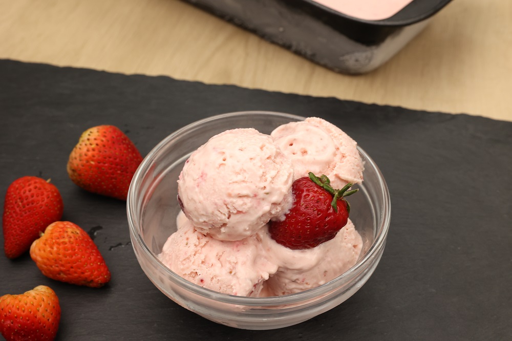 Easy Homemade Strawberry Ice Cream (FRESH!)